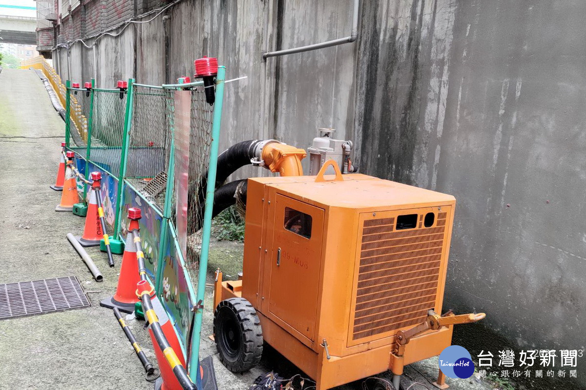 因應小犬颱風來襲,中壢區吉林路佈設抽水機。