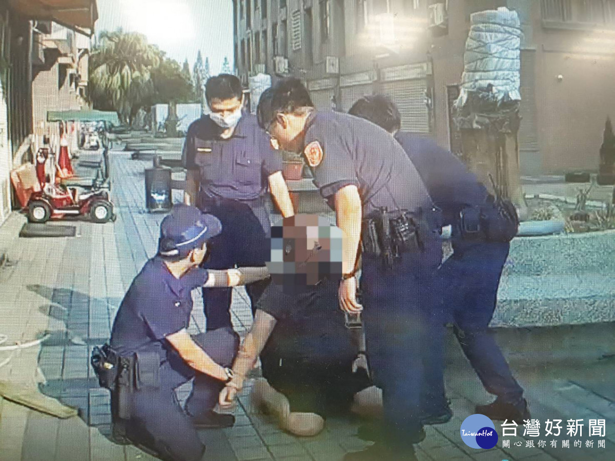 男子翻牆後精疲力竭,被追趕的員警當場逮捕/警方提供