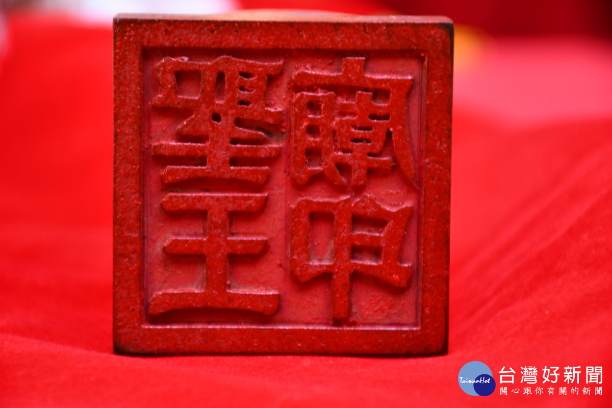 10月7日與8日信眾準備乾淨上衣至廟蓋聖王公的廟印不僅可保求平安,且可獲得黃金壽桃及文創品。圖/彰化市公所提供