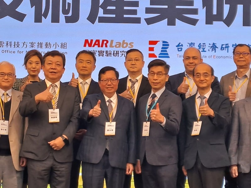 行政院副院長鄭文燦(前右3)3日出席「台肥低碳氨之 氫能技術產業研討會」。中央社