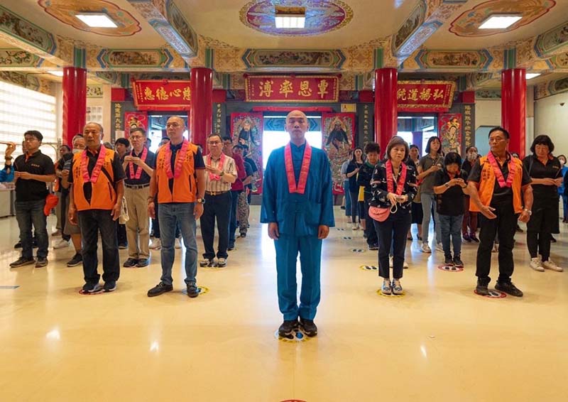 台中無極武恩聖宮主委潘學恩率領眾善信敬拜台北松山慈惠堂王母娘娘。圖/陳建維提供