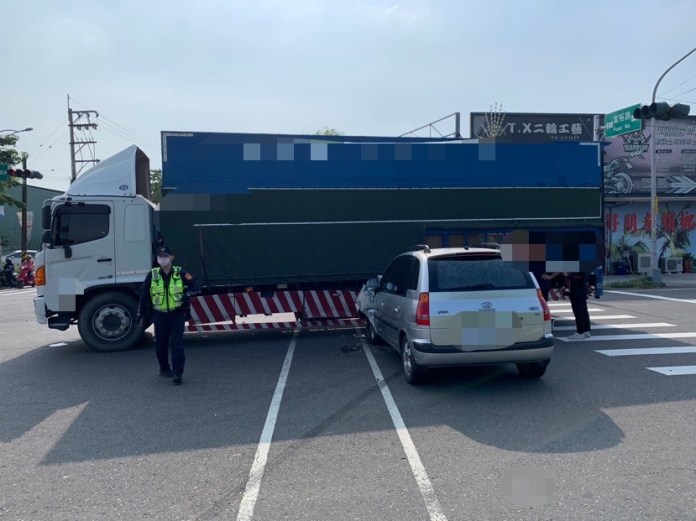 (休旅車撞物流車片)疑精神不濟肇事!嘉義中埔鄉休旅車撞物流大貨車 駕駛送醫 65 | 社會 社會 記者爆料網