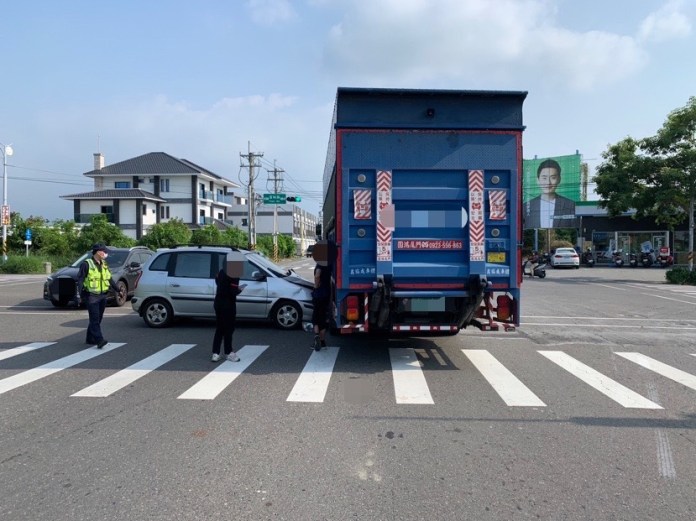 (休旅車撞物流車片)疑精神不濟肇事!嘉義中埔鄉休旅車撞物流大貨車 駕駛送醫 63 | 社會 社會 記者爆料網