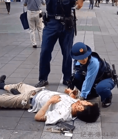 日本新宿歌舞伎町發生街頭流血鬥毆 男子被打得頭破血流躺臥人行道 54 日本 歌舞伎町 街頭鬥毆