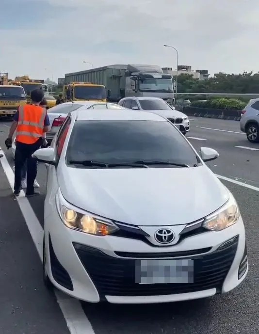 (國道車禍片)國道一北上368公里7車車禍! 中正路出口一度封閉 64 1北上368K車禍。翻攝爆料公社 | 社會 社會 記者爆料網