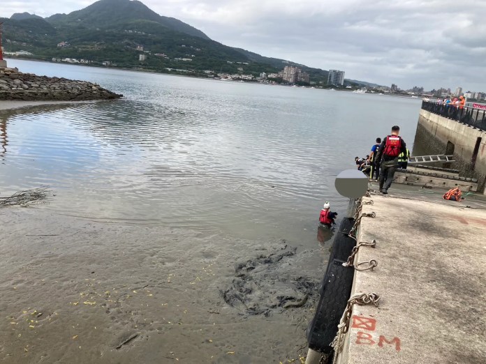 淡水河白衣黑短裙女浮屍身分不明 警依無名屍移置板橋殯儀館 68 411 1 | 社會 社會 記者爆料網