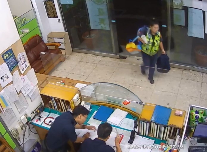 離譜父母!台南夫妻吵架不爽接小孩 派出所女警化身保母照顧4子女 70 夫妻吵架,不接小孩,台南