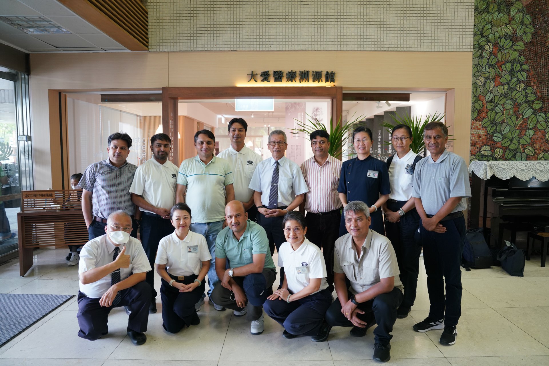 參訪大愛醫療溯源館,尼泊爾衛生醫療團與陳吉民醫師(後排右五)、李彝邦醫師(前排左一)在館前合影。