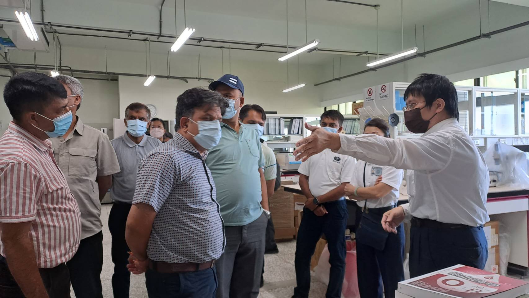 尼泊爾衛生醫療團參訪慈濟骨髓幹細胞中心,由林宗良組長(右一)導覽介紹運作流程。