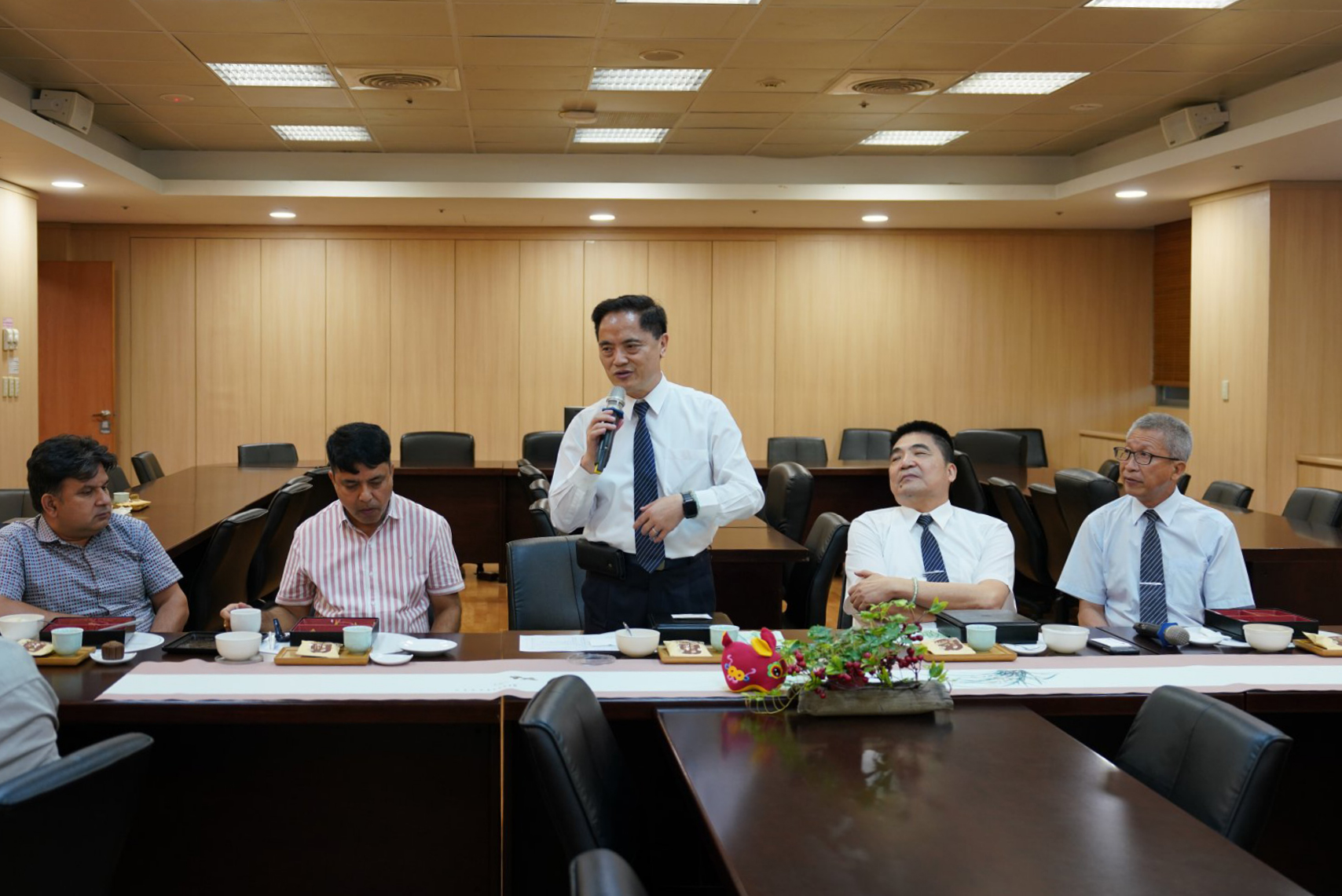 林欣榮院長(左三)致詞指出,在國際人醫年會中,也討論到,如何結合尼泊爾政府與志工,完成上人的願,羅慶徽副院長(右三)、Upendra Dhungana (Senior Public Health Administrator,左一)、Bhawanath Khatiwada (Under Secretary, Department of Health Service,左二)、Bisho Rup Kadka (Advisor to Health Minister,右一)、陳吉民醫師(右二)在旁仔細聆聽。