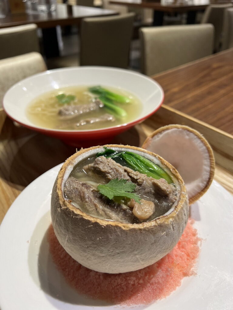 椰香清燉牛肉麵,以椰子當碗相當吸睛