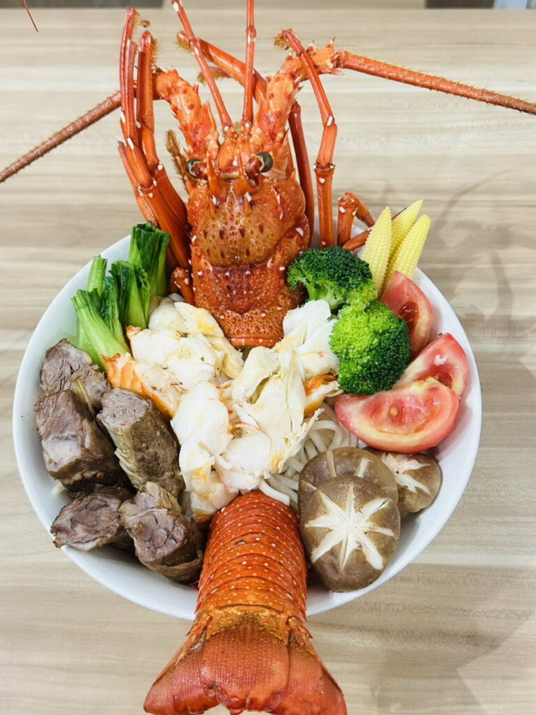 步步高陞「一品」牛肉麵,將龍蝦加入麵裡