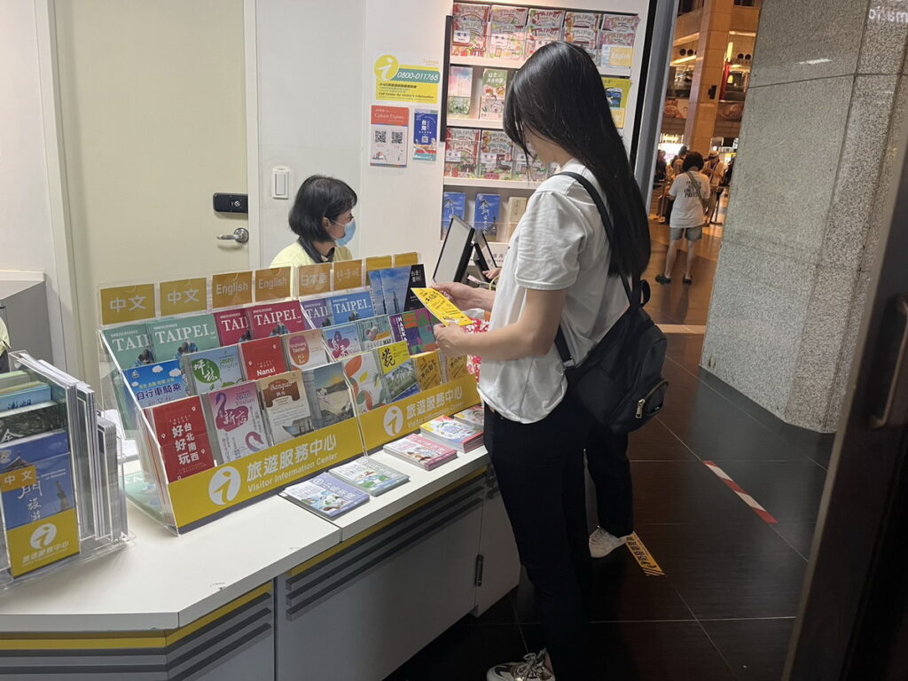民眾領取免費牛肉麵美食地圖