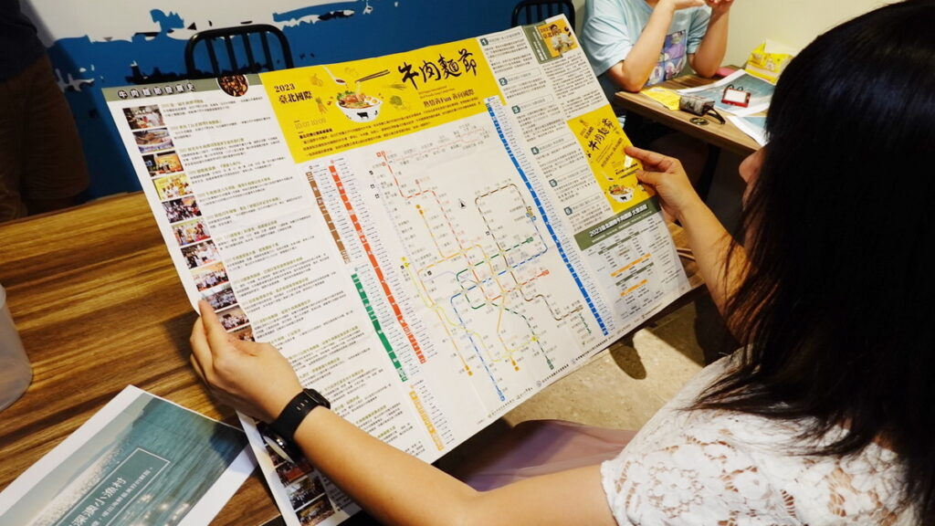 民眾領取免費牛肉麵美食地圖
