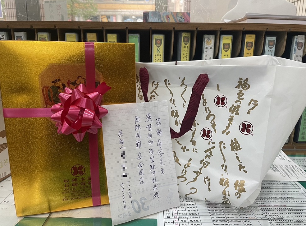 ▲圖說:婦人兒子送上禮盒與感謝信,謝謝員警協助母親安全回家 (圖/台中市政府提供)