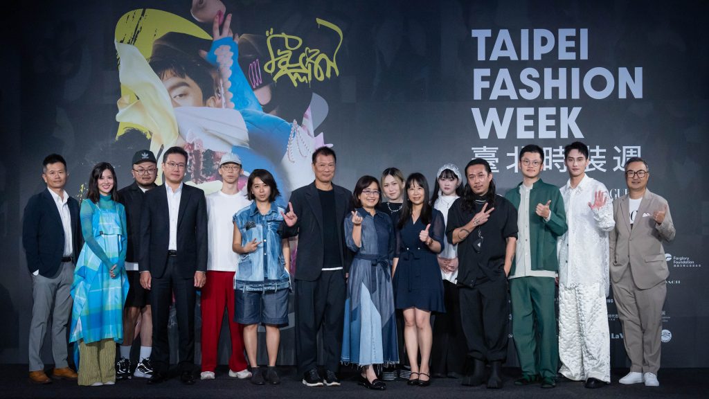 2023臺北時裝週林奕華副市長和蔡詩萍文化局長分別身穿Story Wear與AllenKo3設計師品牌服裝亮相，表達對時尚產業的支持。(圖/台北市政府提供)