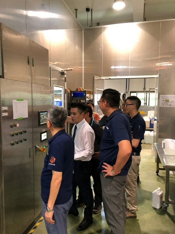 財團法人食品工業發展研究所陳禹銘博士與藝康集團專業技師群於嘉義產業創新研發中心之無菌飲品試量產工廠的飲料殺菌機、調配機及 CIP (Clean in Place) 清洗站等設備,執行生物膜加強清洗方案。 財團法人食品工業發展研究所陳禹銘博士與藝康集團專業技師群於嘉義產業創新研發中心之無菌飲品試量產工廠的飲料殺菌機、調配機及 CIP (Clean in Place) 清洗站等設備,執行生物膜加強清洗方案。