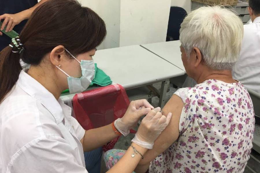 流感疫苗開打 盧秀燕要求各單位公開廠牌讓民眾選擇 214 流感疫苗開打 盧秀燕要求各單位公開廠牌讓民眾選擇 213