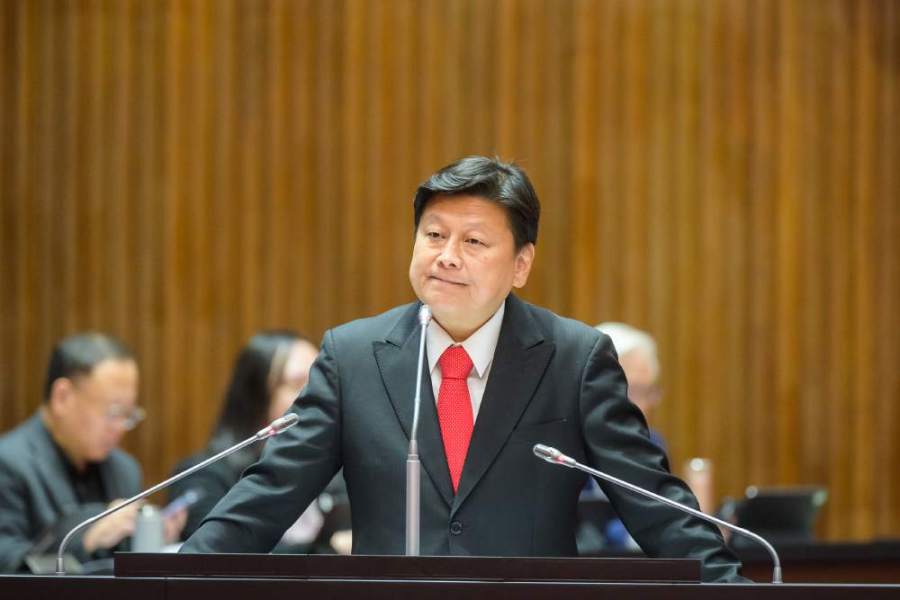 傅崐萁要求政院編足預算買消防通訊頭盔 陳建仁給承諾了 202 傅崐萁於立法院會質詢。