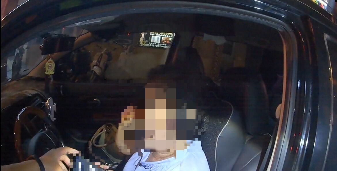 駕駛者疑似陷入睡意，情況極為危險，急需警察協助。（圖/記者江雁武翻攝）