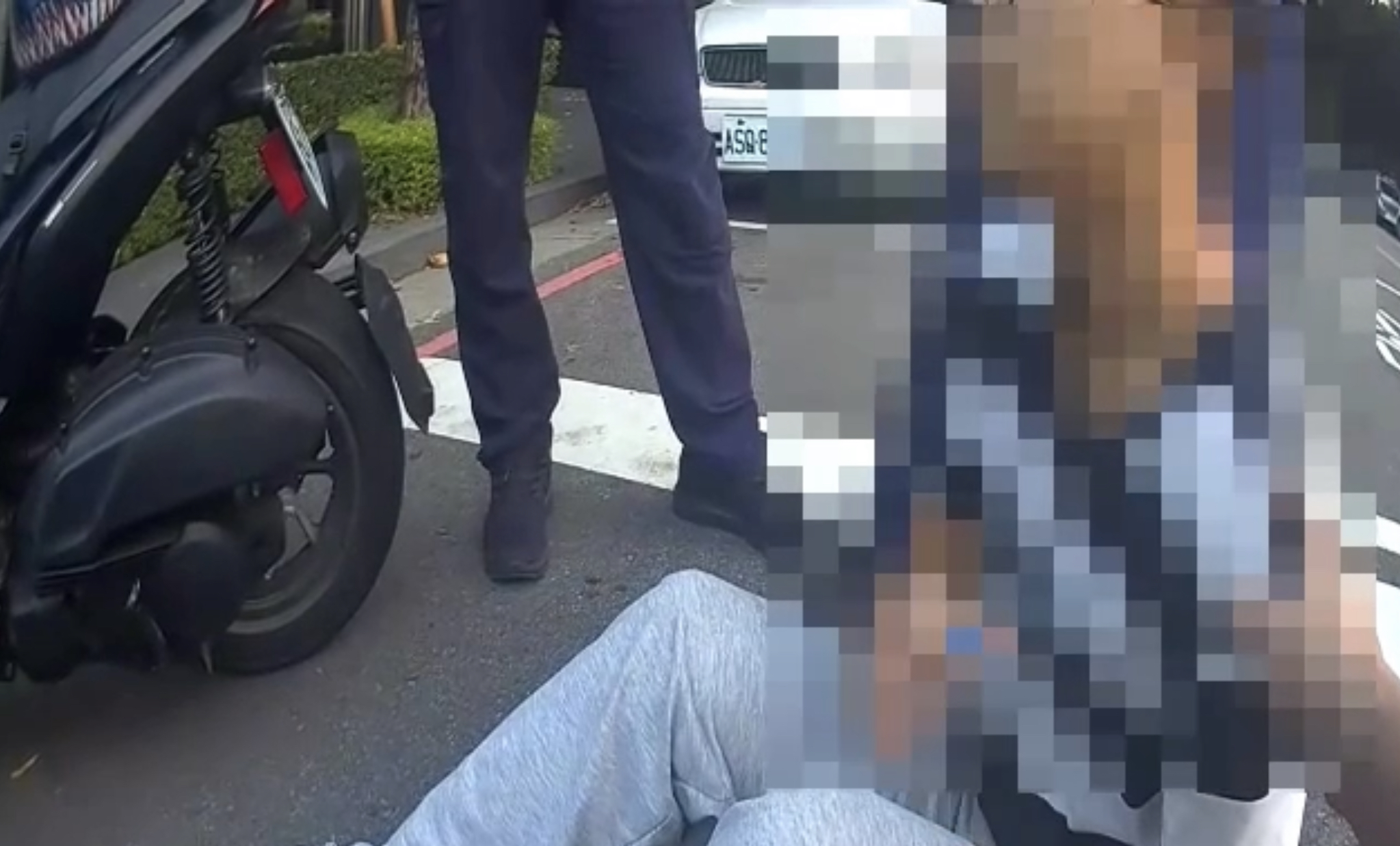 緊張加上地中海貧血，酒測瞬間頭暈倒地。（圖/記者江雁武翻攝）