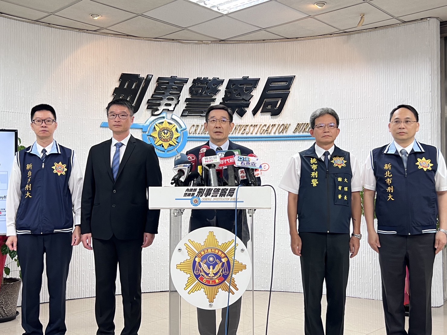 刑事局副局長邱紹洲今天在記者會上說明，本案由桃園地檢署檢察官指揮，並由刑事局科技犯罪防制中心主責，桃園市警察局刑事警察大隊和桃園分局、新北市警察局刑事警察大隊協助，共組專案小組追查。（圖/刑事警察局提供）