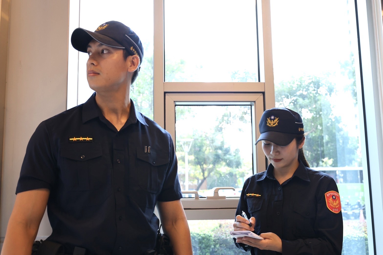 黃明昭署長指示除典禮、集會、團體活動及重要勤務外，執勤人員得依個人生理需求就氣候狀況、執勤場域及勤務特性，自行決定著用適當之制服樣式（長袖、短袖、外套或雨衣）。（圖/記者謝榮浤翻攝）