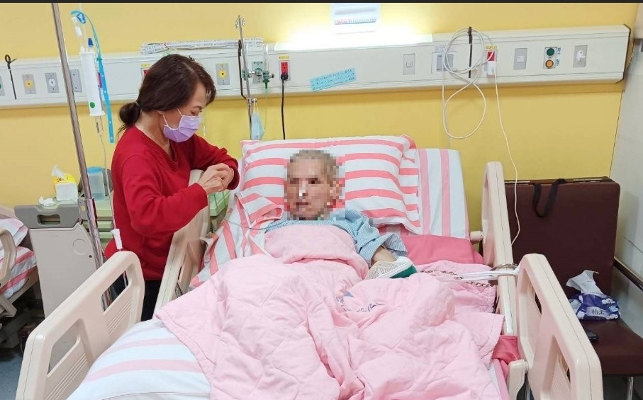 看護人員照顧情形。(記者宋紹誠翻攝)