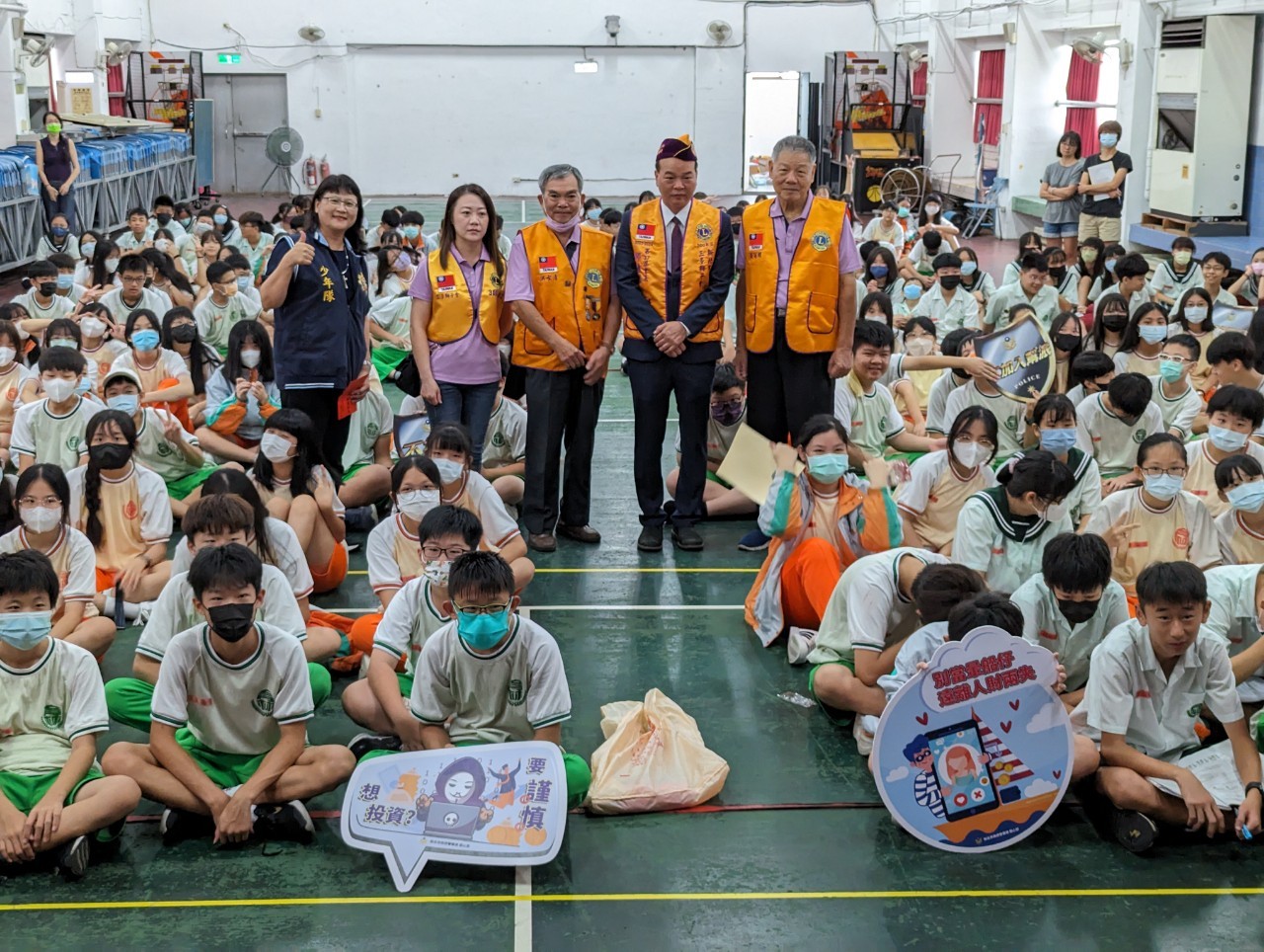 新北市政府警察局結合國際獅子會300B 2區三多獅子會共同入校進行反毒、識詐宣導。(圖/新北少年警察隊提供)