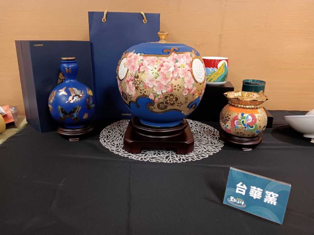《圖說》2023鶯歌嘉年華記者會現場陶藝品展示。〈記者葉仁富攝〉