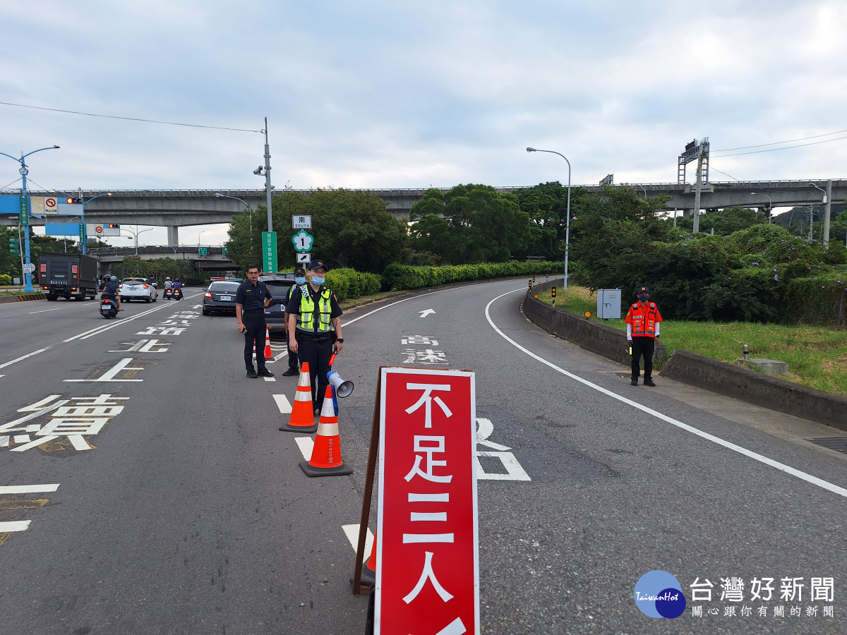 楊梅警分局針對轄內各交流道、重要道路及觀光景點周邊道路加強交通疏導，讓用路人都能有平安順暢的國慶假期。