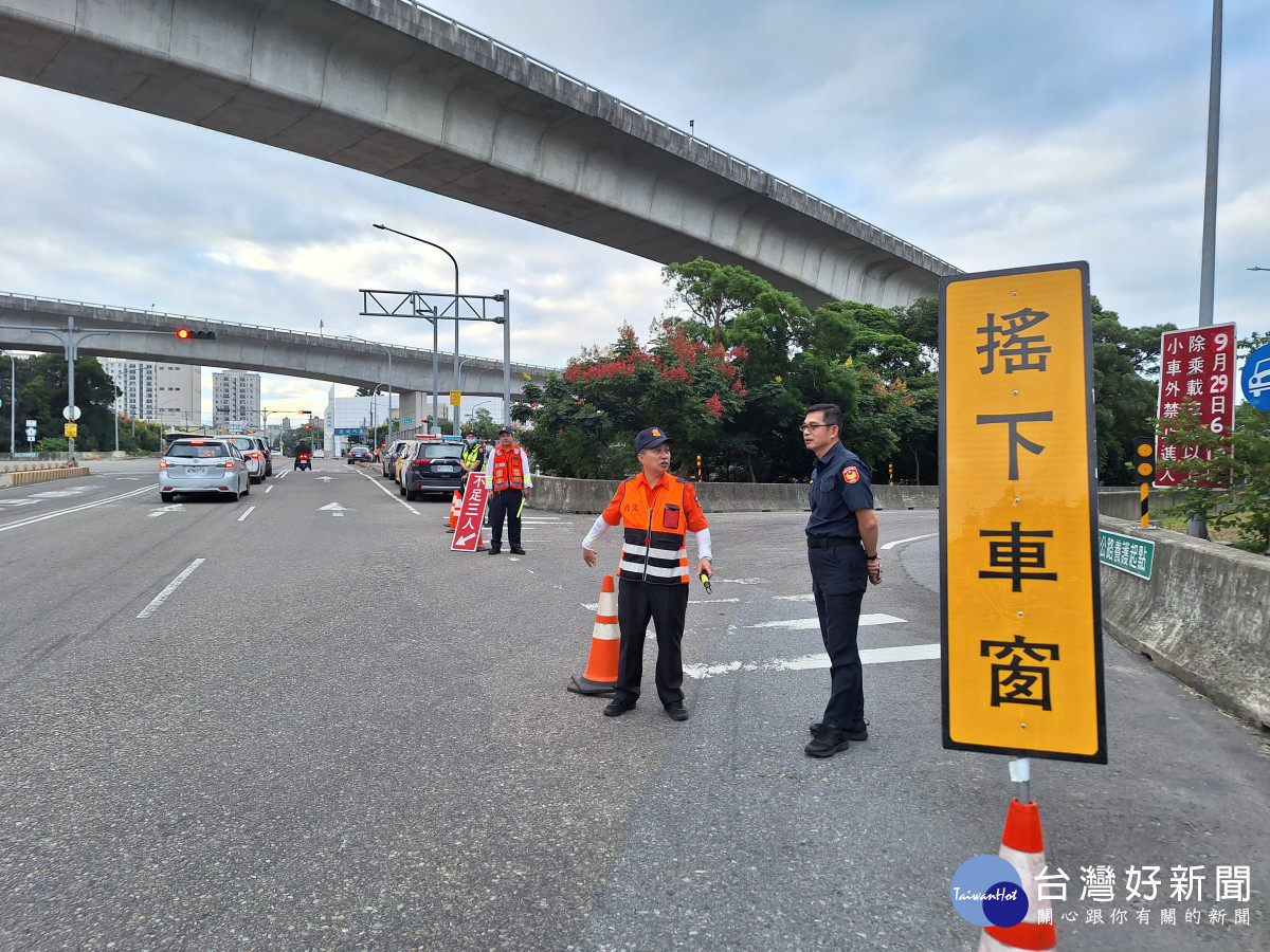 楊梅警分局針對轄內各交流道、重要道路及觀光景點周邊道路加強交通疏導，讓用路人都能有平安順暢的國慶假期。<br /><br /> 