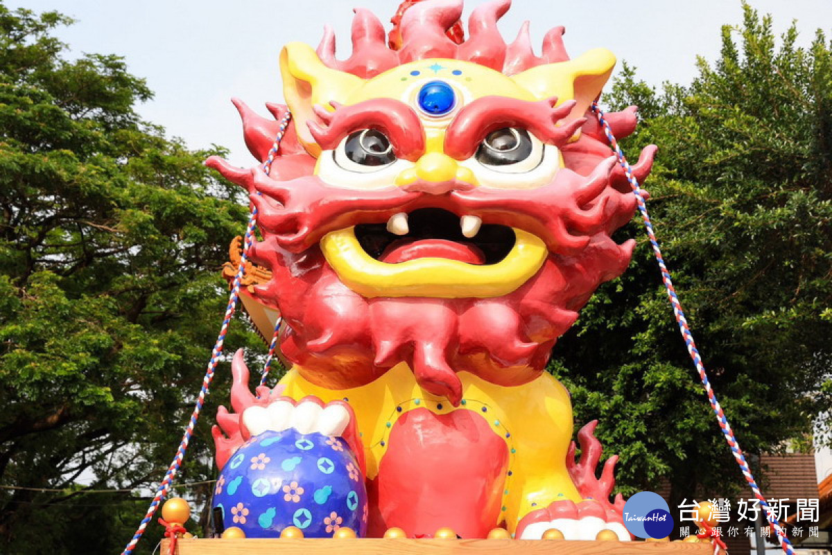 ▲左營萬年季重達950公斤的「巨型火獅」首度重磅亮相。