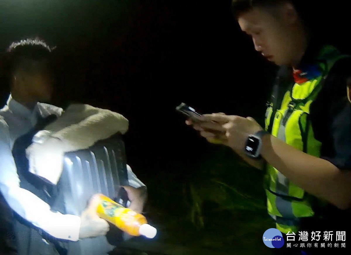 新街派出所員警查詢陌生男懷鉅款，證實為詐騙車手。（南投分局提供）