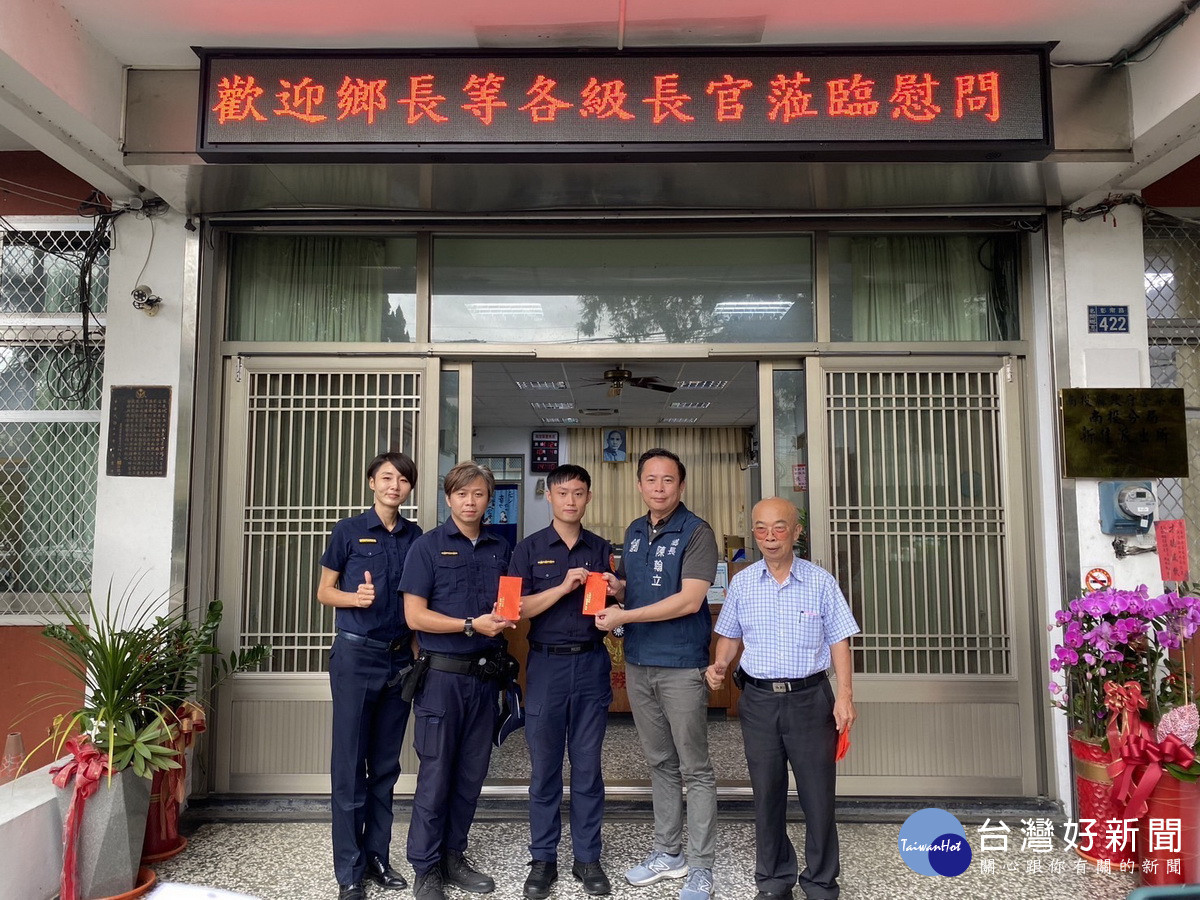 鄉長陳翰立(右二)感謝員警守住鄉親財物。(南投分局提供)