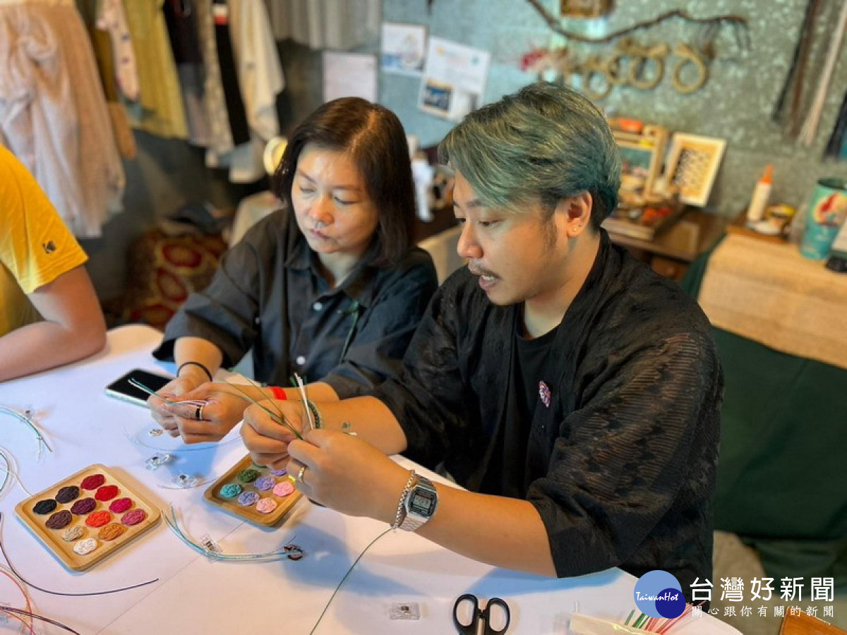 ▲高市勞工局培育創業新秀學習當店長，用獨特的創意與民眾結緣。