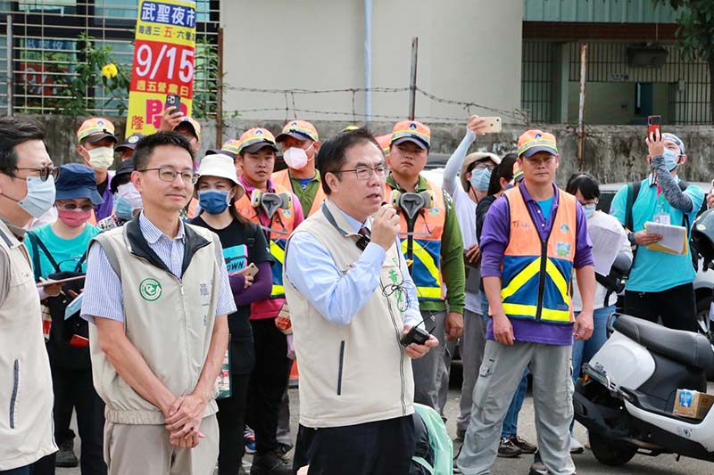 台南市長黃偉哲與疾管署副署長羅一鈞近日積極巡查孳清登革病媒蚊工作。圖/黃偉哲臉書
