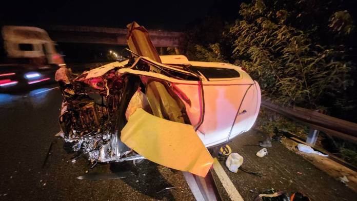 (國道護欄被撞斷貫穿車體片)驚悚!國道翻車撞斷護欄貫穿車體 駕駛及乘客輕傷送醫 64 | 社會 社會 記者爆料網