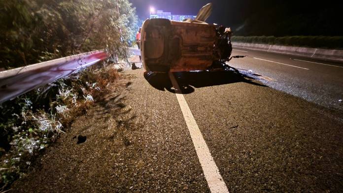 (國道護欄被撞斷貫穿車體片)驚悚!國道翻車撞斷護欄貫穿車體 駕駛及乘客輕傷送醫 62 | 社會 社會 記者爆料網