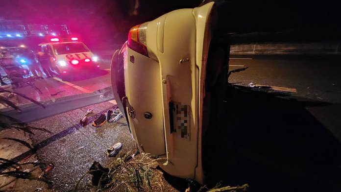 (國道護欄被撞斷貫穿車體片)驚悚!國道翻車撞斷護欄貫穿車體 駕駛及乘客輕傷送醫 63 | 社會 社會 記者爆料網