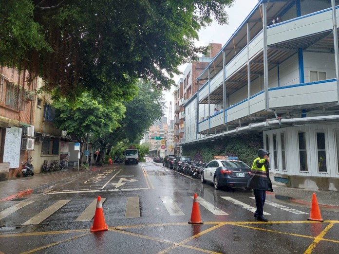 小犬颱風將撲台!北市松山路樹轟然倒塌幸無傷亡 58 img 1280 1 | 社會 社會 記者爆料網