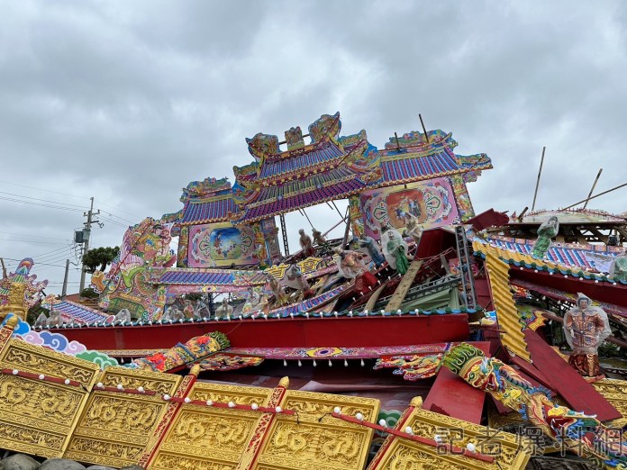 小犬颱風災情/台南七股龍山宮建醮主壇慘遭強風吹垮 廟方急派員拆除 62 小犬颱風,龍山宮,強風,建醮主壇