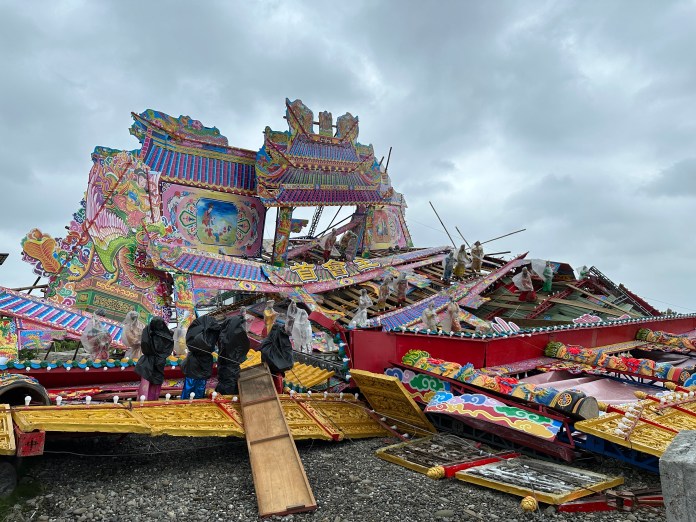 小犬颱風災情/台南七股龍山宮建醮主壇慘遭強風吹垮 廟方急派員拆除 60 小犬颱風,龍山宮,強風,建醮主壇