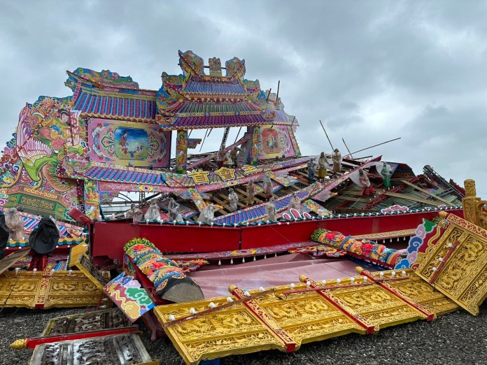 小犬颱風災情/台南七股龍山宮建醮主壇慘遭強風吹垮 廟方急派員拆除 61 S 55205958 0 | 社會 社會 記者爆料網