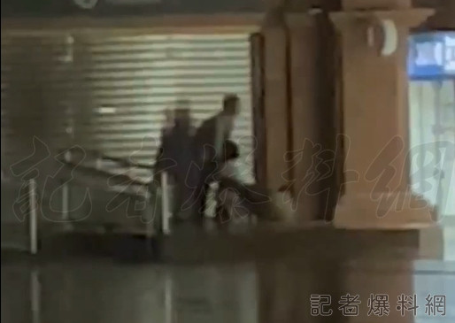 淡水捷運站外打野戰! 52歲美魔女野外露出"與小男友超連結" 67 淡水捷運站,活春宮,野戰