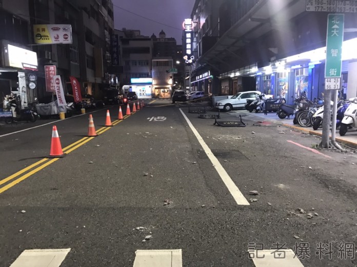 小犬颱風/強風來襲!台南中西區大樓天降「磁磚雨」 員警封路警戒 69 小犬颱風,台南,磁磚雨,封路
