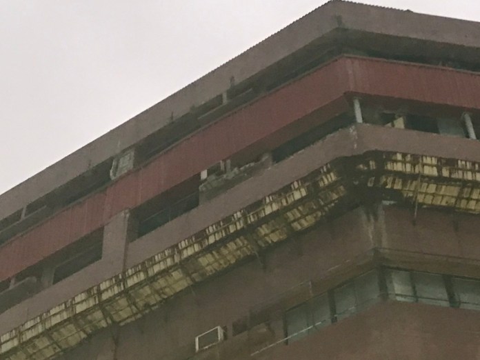 小犬颱風/強風來襲!台南中西區大樓天降「磁磚雨」 員警封路警戒 67 小犬颱風,台南,磁磚雨,封路