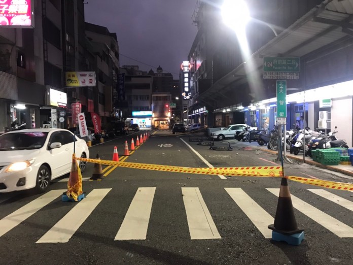 小犬颱風/強風來襲!台南中西區大樓天降「磁磚雨」 員警封路警戒 68 S 88097101 0 | 社會 社會 記者爆料網