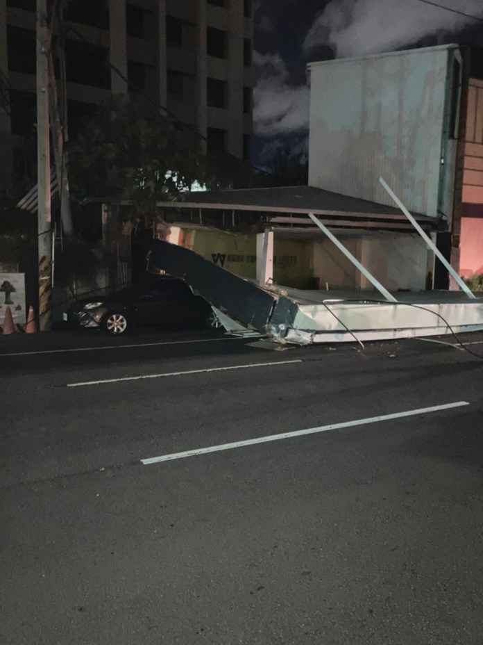 (停電片)台中招牌被強風吹落扯斷電線 釀300餘戶停電 70 1輛車。民眾提供 | 社會 社會 記者爆料網