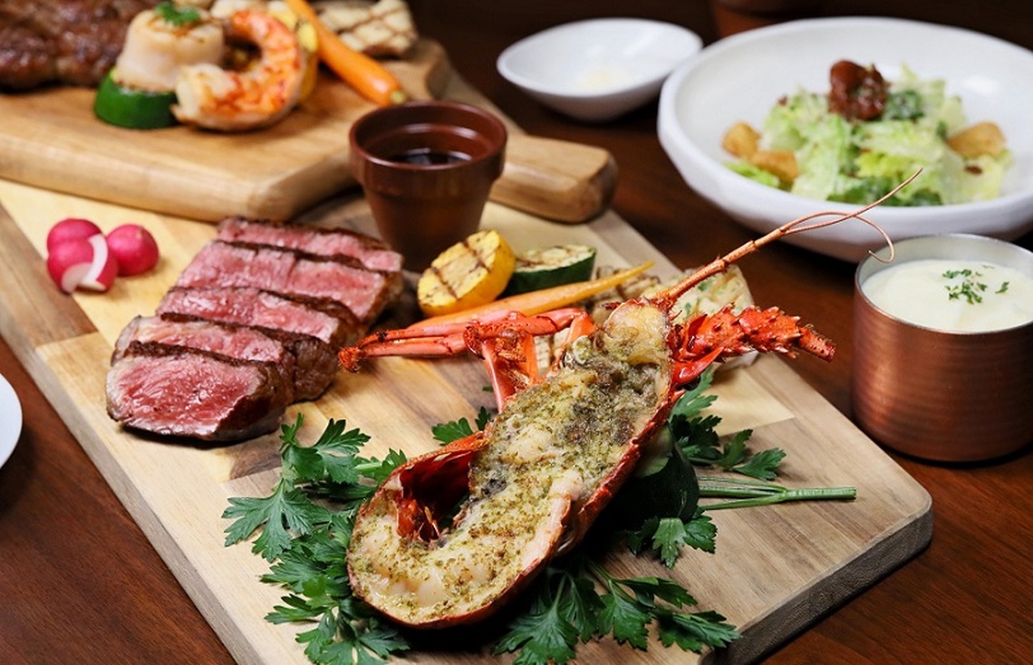 高雄萬豪酒店海陸盛宴 皇饕牛排館平日午間限定 澳洲水姑娘龍蝦雙拼頂級紐約客牛排 午餐這樣吃超滿足!